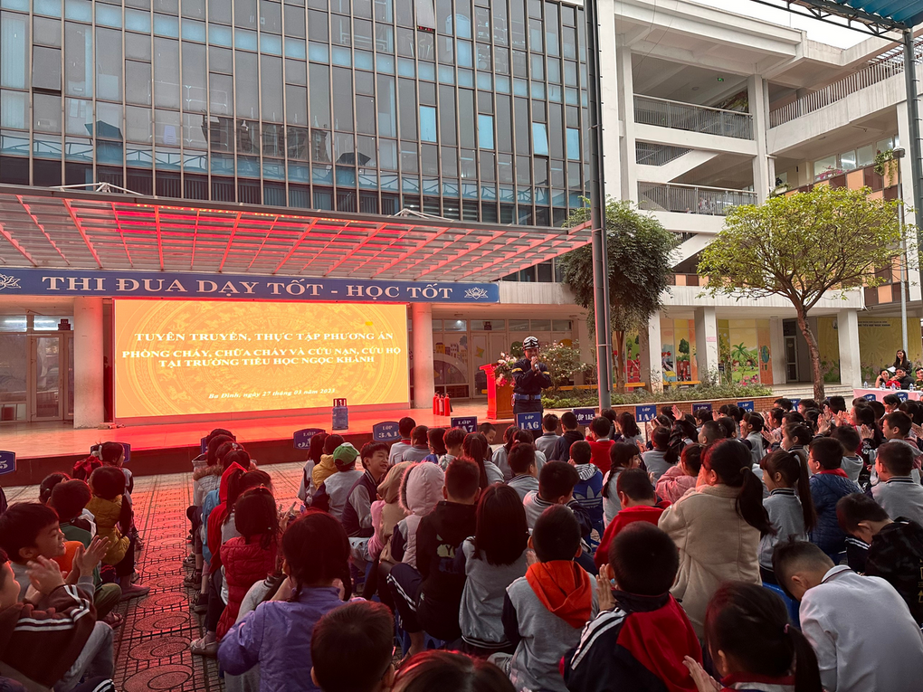 Học sinh trường Tiểu học Ngọc Khánh tham gia tuyên truyền,thực tập phương án phòng cháy chữa cháy và cứu nạn, cứu hộ.