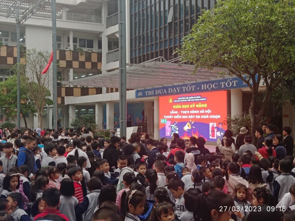 Học sinh lớp 1A2 tham gia buổi Giáo dục kĩ năng sống – Thực hành xã hội thoát hiểm khi xảy ra hỏa hoạn