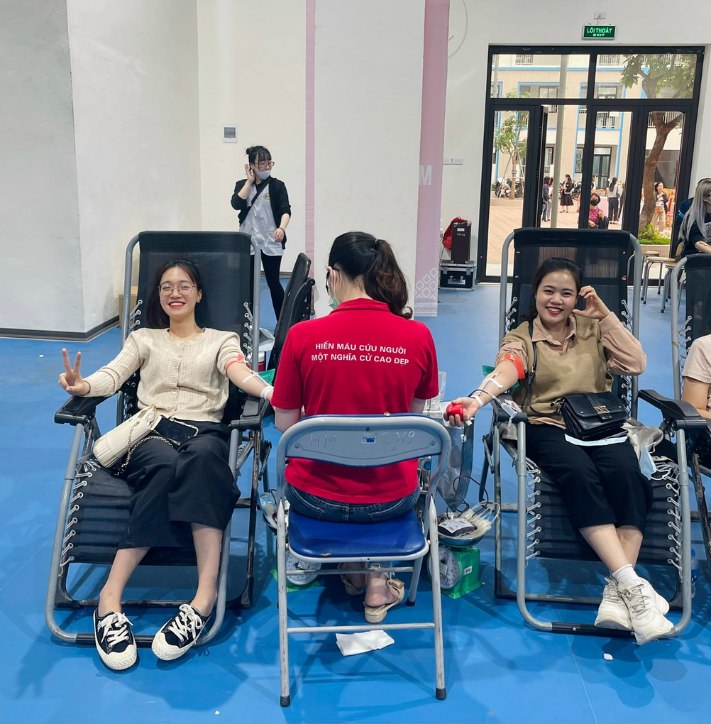 Giáo viên khối 3 trường Tiểu học Ngọc Khánh tham gia ngày hội hiến máu tình nguyện Hiến giọt máu đào – Trao đời sự sống của ngành GD&ĐT quận Ba Đình