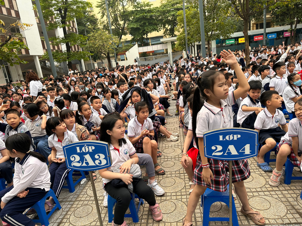 Học sinh lớp 2A3 hào hứng tham gia tuyên truyền phòng chống tai nạn thương tích