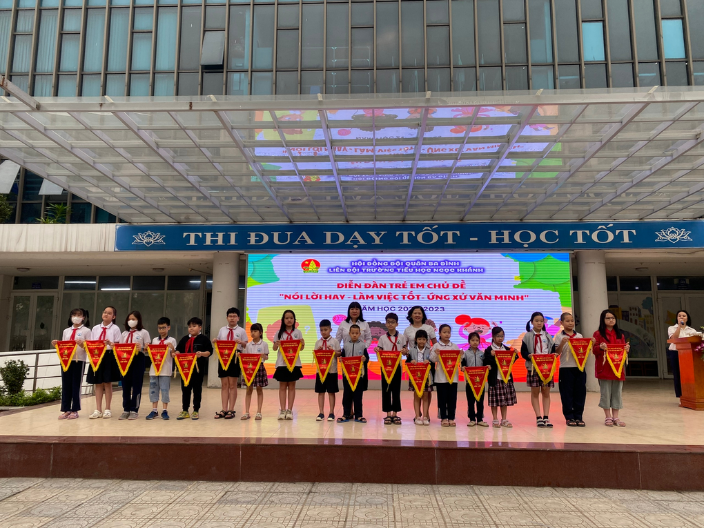 Học sinh lớp 5A6 trường tiểu học Ngọc Khánh tham gia tuyên truyền phòng chống tai nạn thương tích