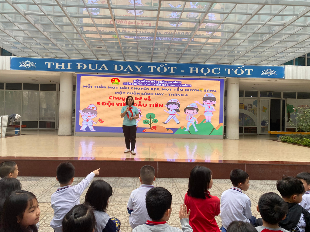 Mỗi tuần một câu chuyện đẹp, một cuốn sách hay, một tấm gương sáng - Cuốn sách: Chuyện kể về 5 đội viên đầu tiên