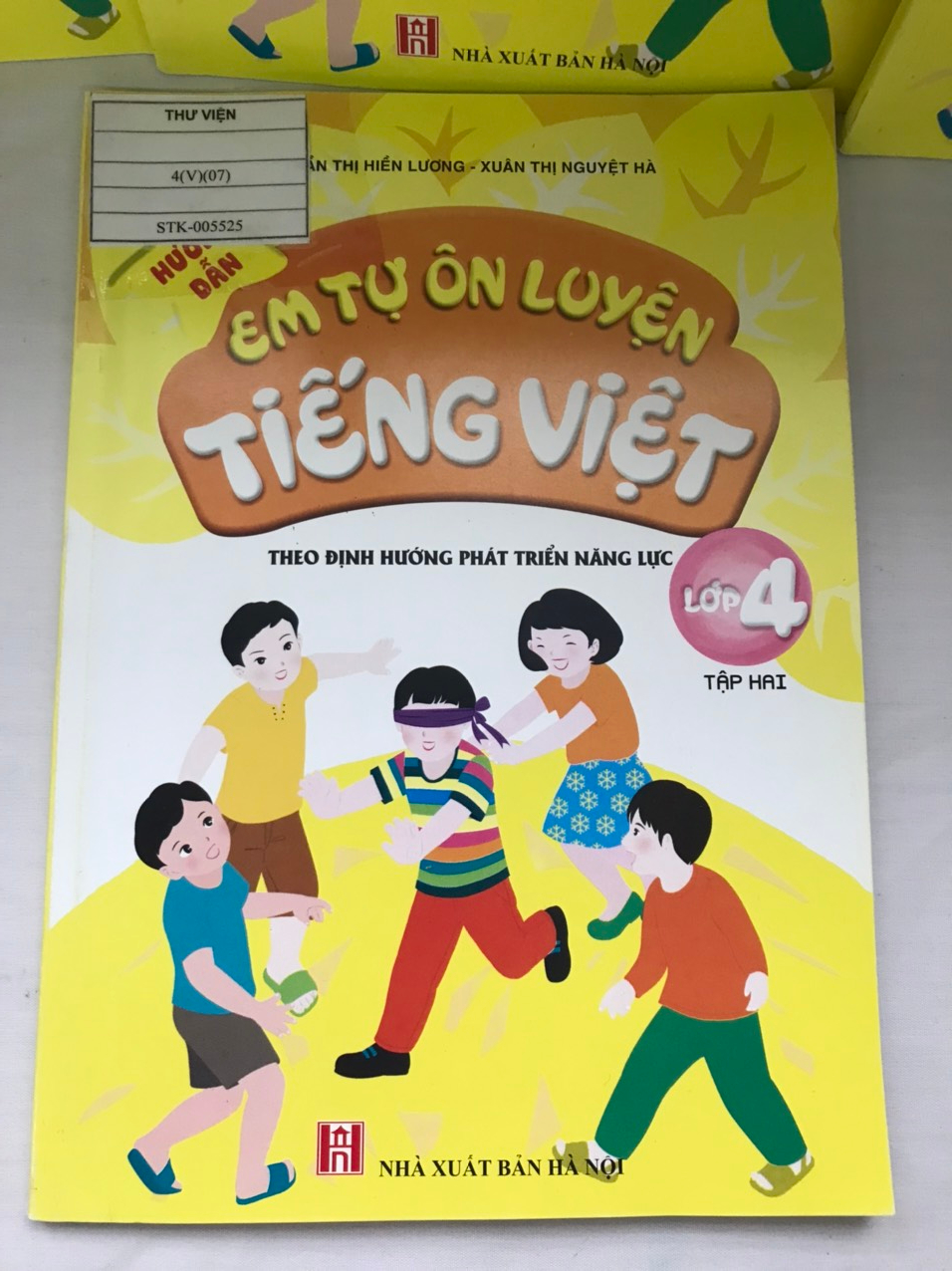 Giới thiệu sách tháng 4 - Cuốn sách ​ "Em tự ôn luyện Tiếng việt lớp 4 tập hai"