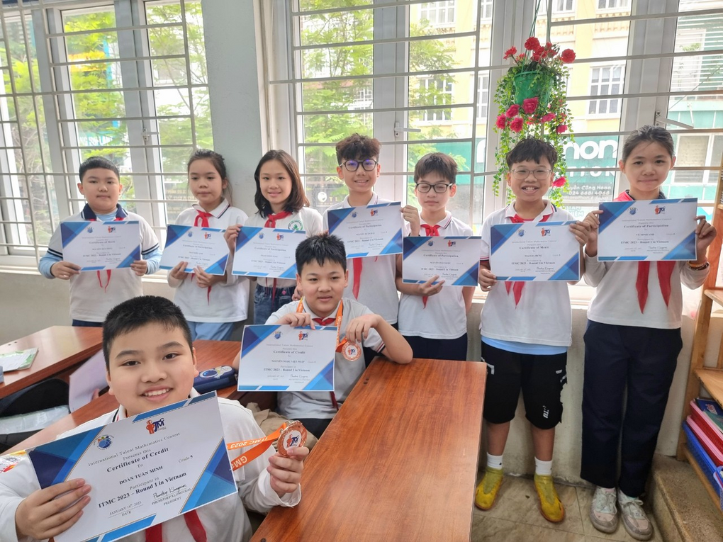 Niềm vui khi nhận huy chương và giấy khen tham gia thi ITMC 2023 của các con học sinh 5A9.