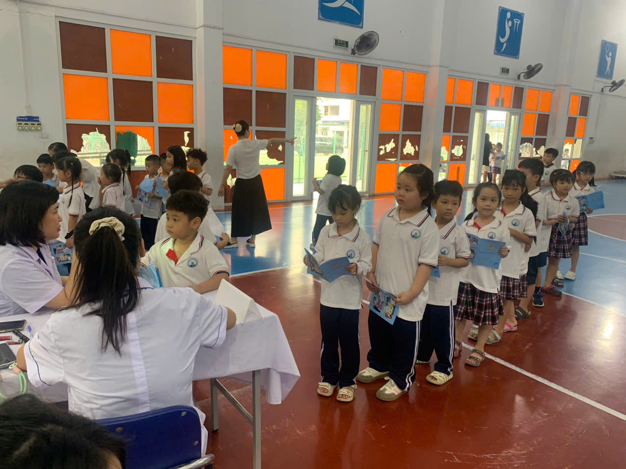 Học sinh lớp 1A5 lần đầu tham gia buổi khám sức khoẻ định kì tại trường