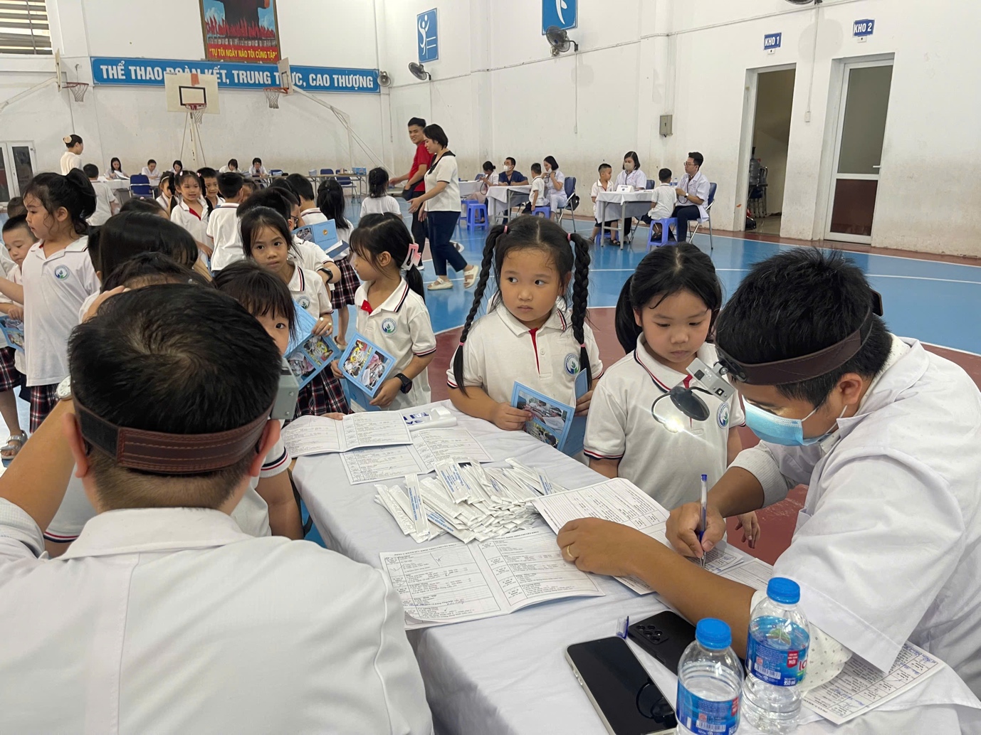 HS lớp 1A2 tham gia hoạt động khám sức khỏe định kì