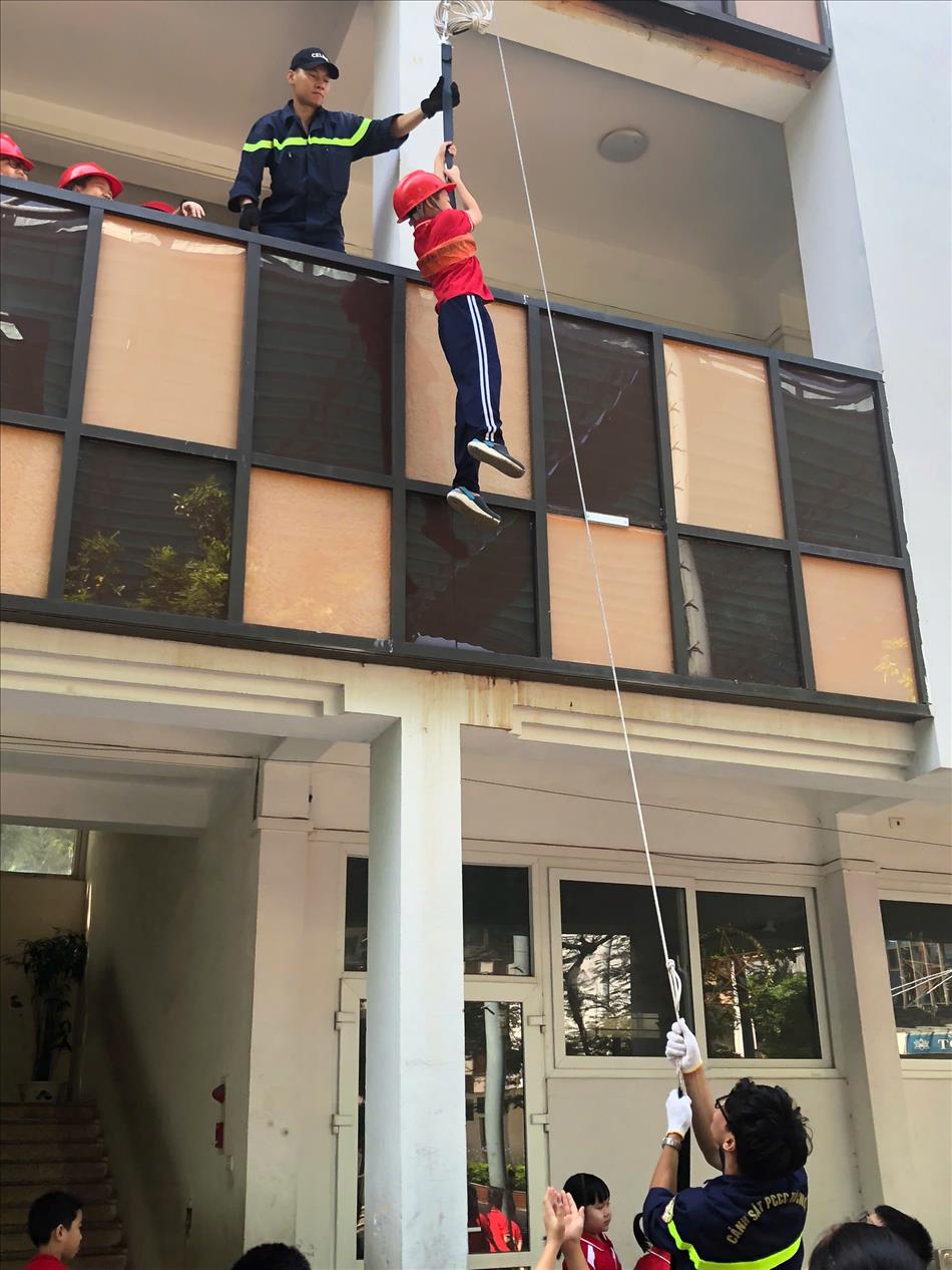 Lớp 5A3 tham gia tập huấn phòng cháy chữa cháy và cứu nạn cứu hộ, thực hành leo dây thoát hiểm khi có hỏa hoạn