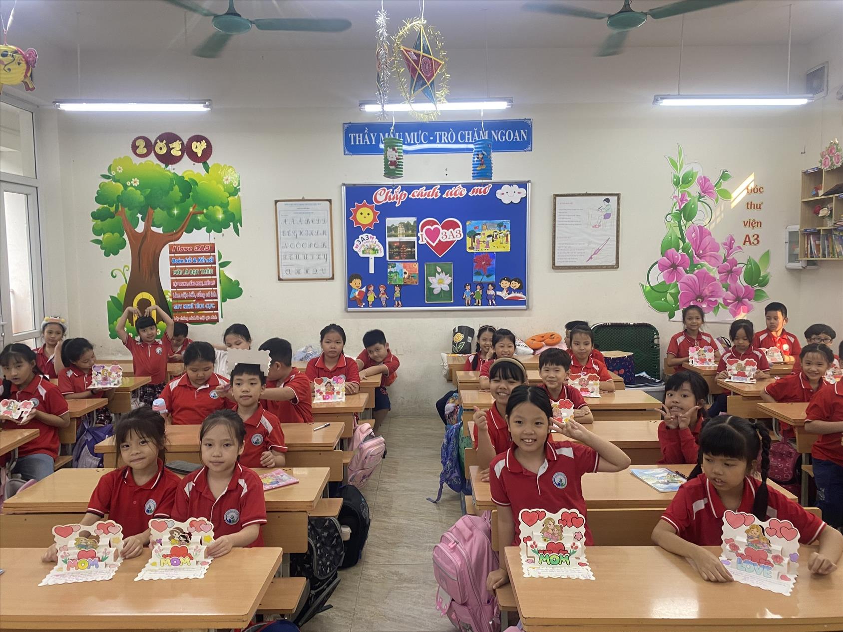 LỚP 3A3 – HOẠT ĐỘNG CHÀO MỪNG NGÀY PHỤ NỮ VIỆT NAM 20- 10