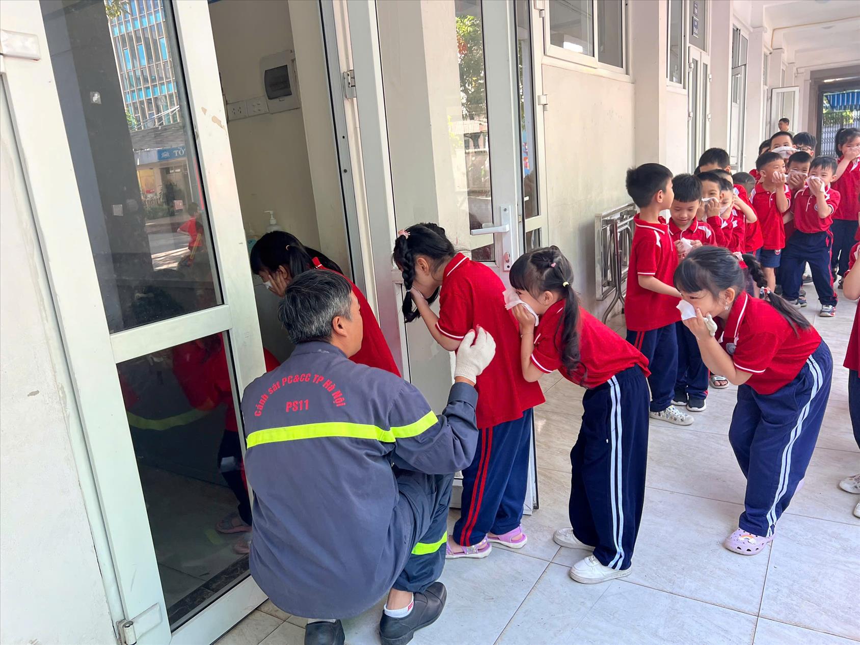 Tập thể học sinh lớp 1A4 tham gia buổi tập huấn PCCC và CNCH do Công an Quận Ba Đình- Phòng Cảnh sát phòng cháy, chữa cháy và cứu nạn, cứu hộ và Trường Tiểu học Ngọc Khánh – Ba Đình – Hà Nội phối hợp tổ chức.