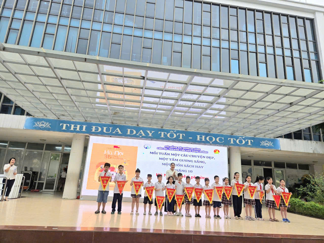 Lớp 3A2 tham gia hoạt động dưới cờ với chủ đề "Mỗi tuần một câu chuyện đẹp, một cuốn sách hay, một tấm gương sáng” tháng 10