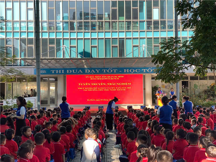 LỚP 3A1 HÀO HỨNG VỚI HOẠT ĐỘNG TRẢI NGHIỆM “THỰC HÀNH CHỮA CHÁY VÀ CỨU NẠN, CỨU HỘ” TẠI TRƯỜNG TIỂU HỌC NGỌC KHÁNH