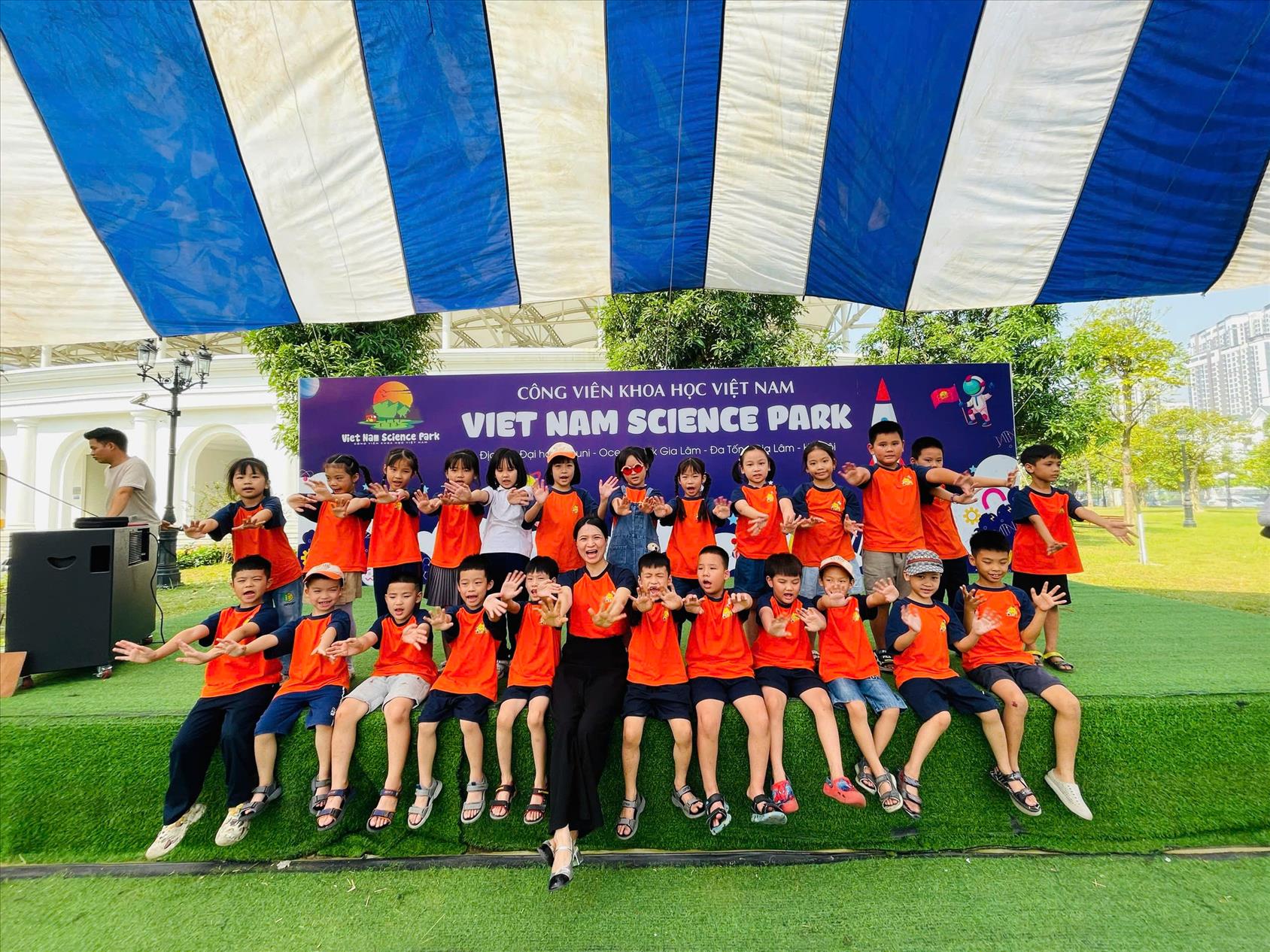 LỚP 2A6 HÀO HỨNG THAM GIA HOẠT ĐỘNG TRẢI NGHIỆM