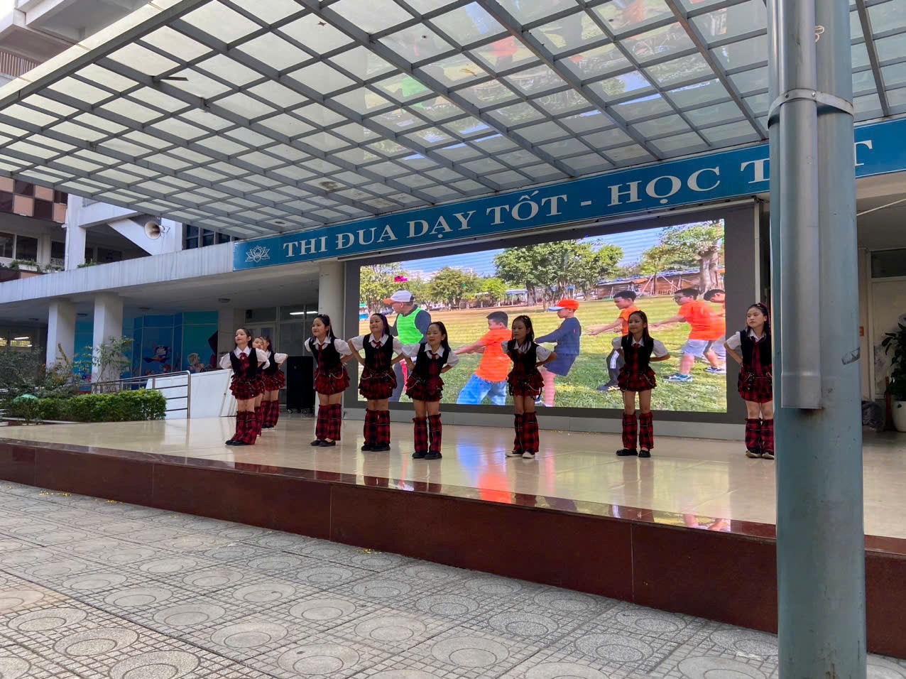 Lớp 4A3: Văn nghệ chào mừng ngày Nhà giáo Việt Nam 20/11