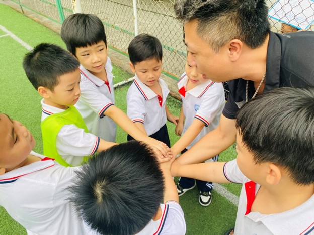 Lớp 1A1 hào hứng tham gia giải bóng đá mini cấp trường