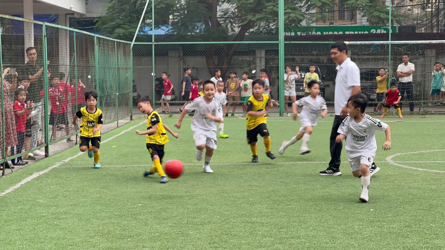 ĐỘI BÓNG NAM CỦA LỚP 1A4 XUẤT SẮC GIÀNH HUY CHƯƠNG BẠC TRONG GIẢI BÓNG CHÀO MỪNG NGÀY NHÀ GIÁO VIỆT NAM