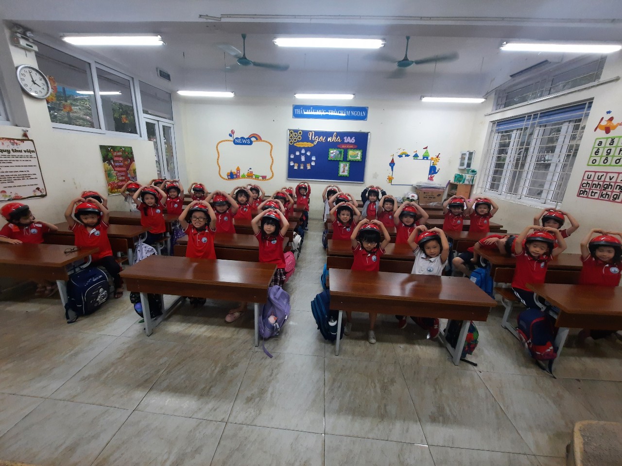 Đội mũ xinh bảo vệ chúng mình các bạn nhé!