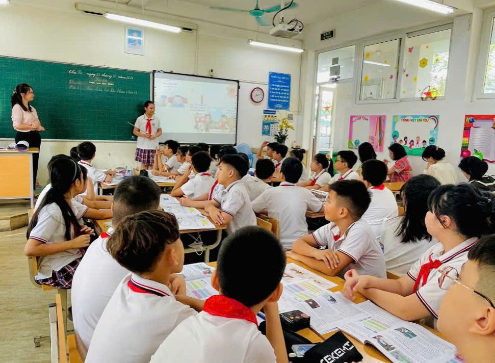 Cô trò lớp 5A1 – Trường tiểu học Ngọc Khánh chào mừng  ngày nhà giáo Việt Nam 20 – 11