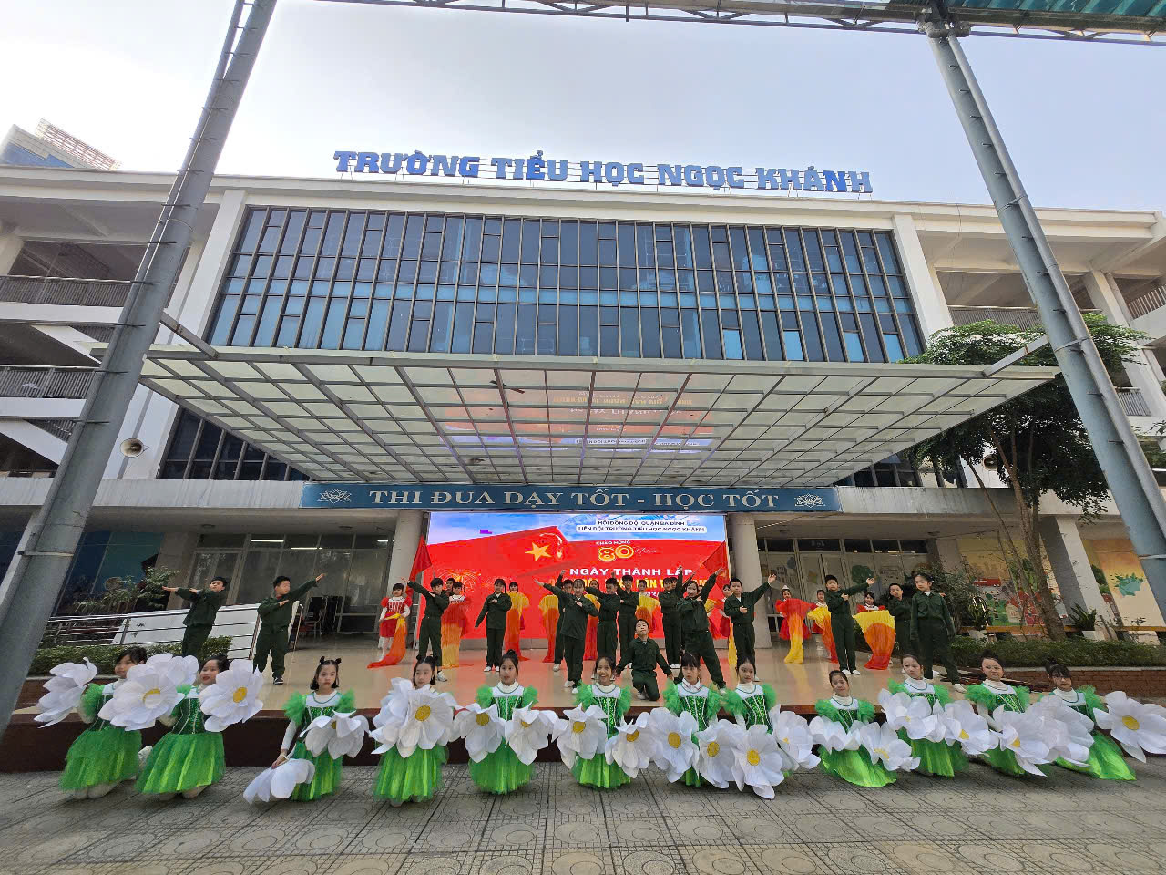 Học sinh lớp 3A6 biểu diễn chào mừng kỷ niệm 80 năm ngày thành lập Quân đội Nhân dân Việt Nam