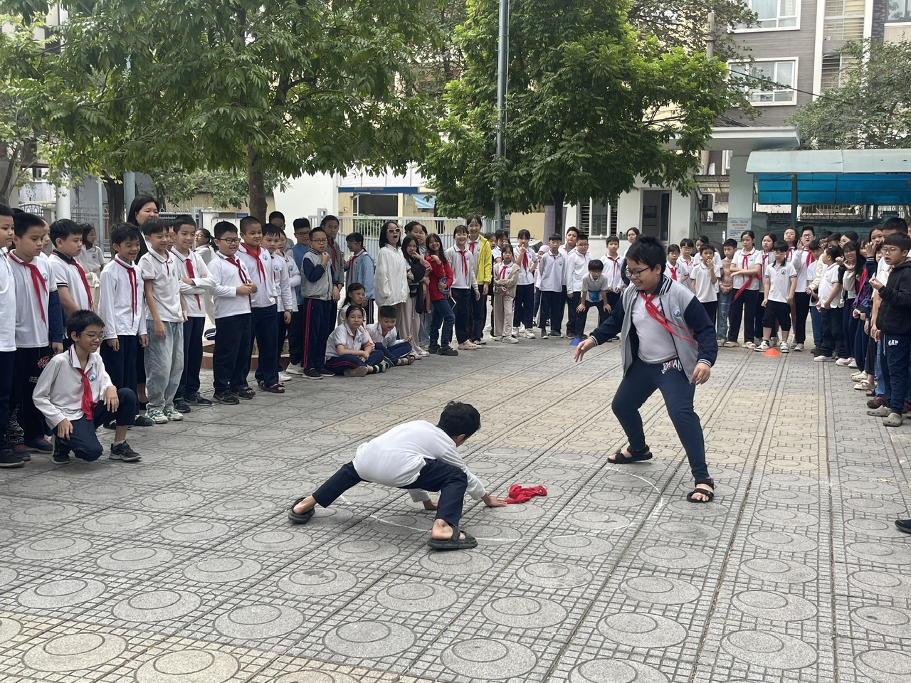 Lớp 5A6: Hào hứng tham gia Trải nghiệm sáng tạo với trò chơi dân gian “Cướp cờ”