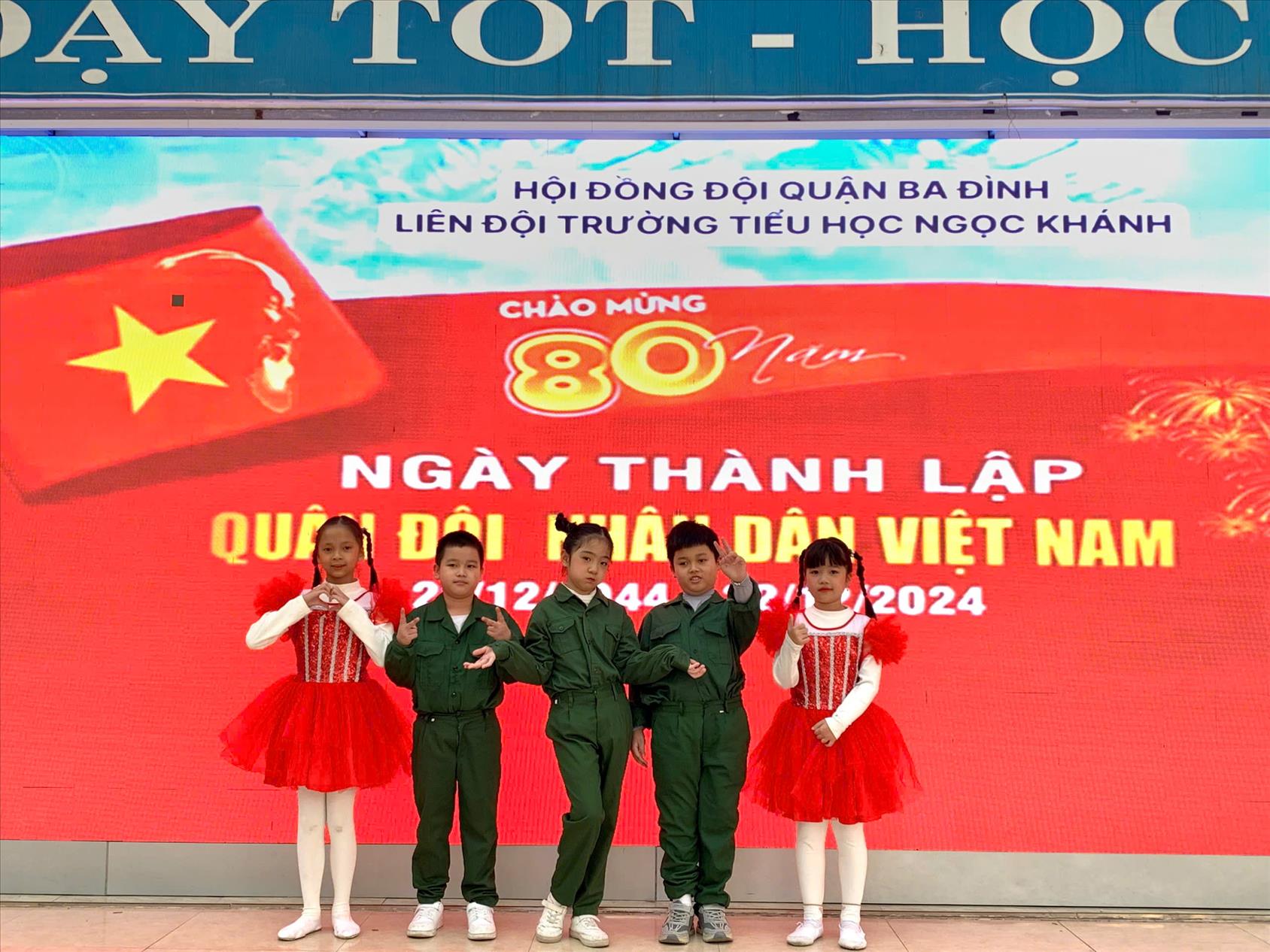 Học sinh lớp 3A3 biểu diễn văn nghệ chào mừng 80 năm thành lập Quân đội nhân dân Việt Nam