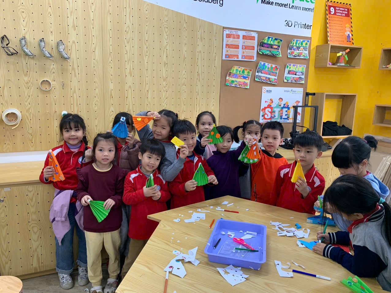 Học sinh lớp 1A5 hào hứng với tiết học STEM