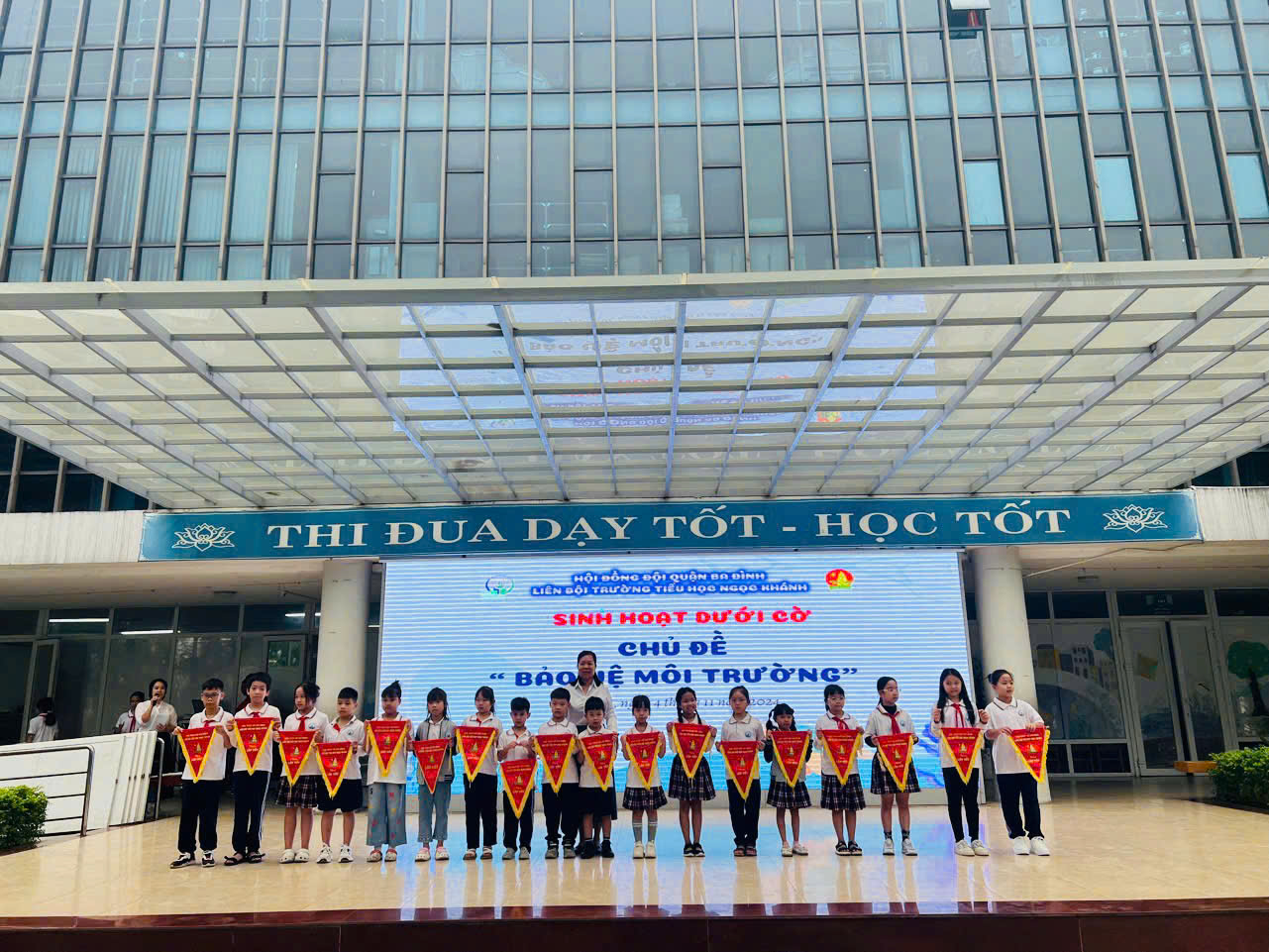 Lớp 1A4 - Bản tin chào cờ