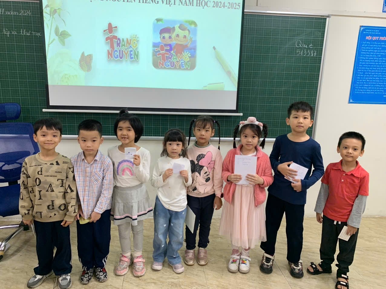 Học sinh lớp 1A6 duy trì nếp truy bài đầu giờ