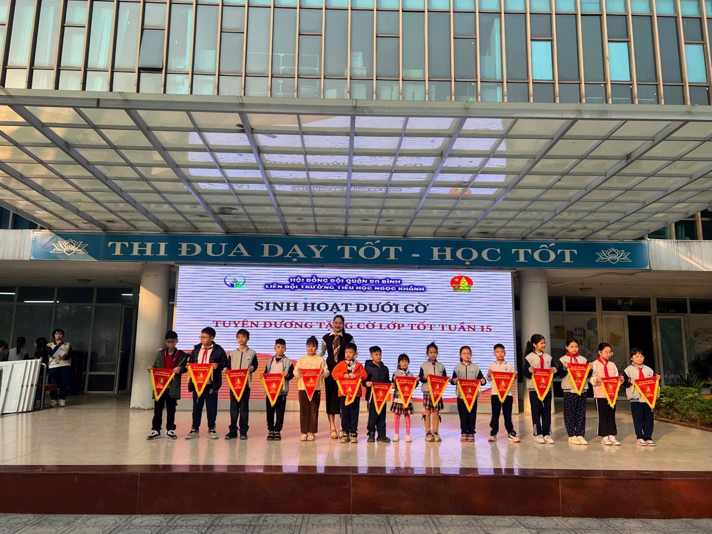 Lớp 1A2 được tuyên dương tặng cờ lớp tốt