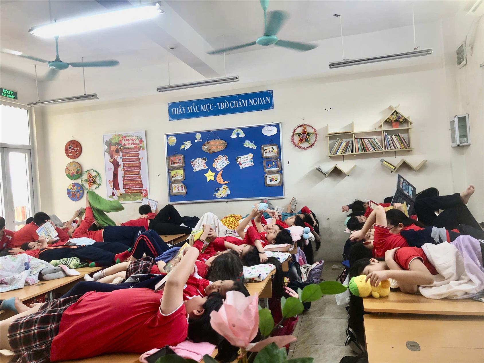 Lớp 4A4: bạn nào cũng mong đến giờ đọc buổi trưa...!