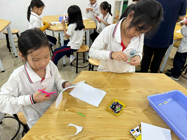 Lớp 2A2 vui vẻ, hào hứng với tiết học STEM