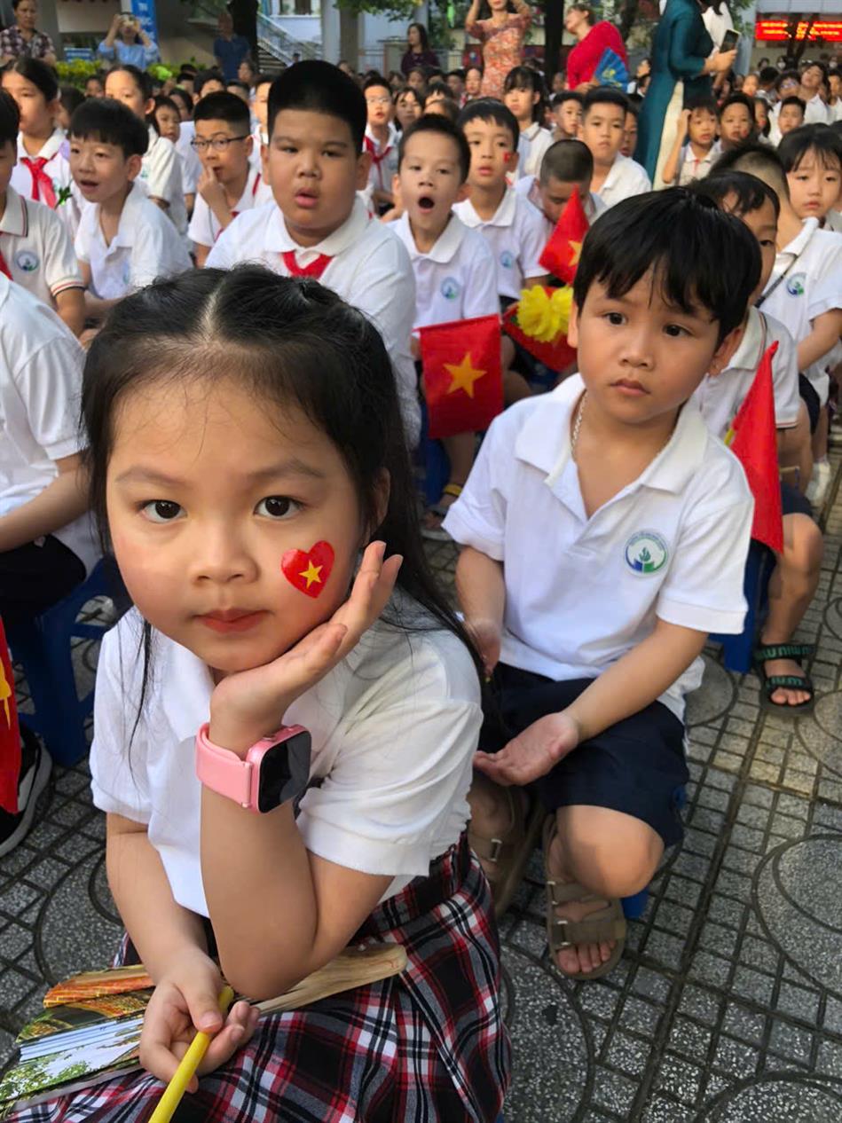 Các em học sinh lớp 2A1 hân hoan chào đón năm học mới