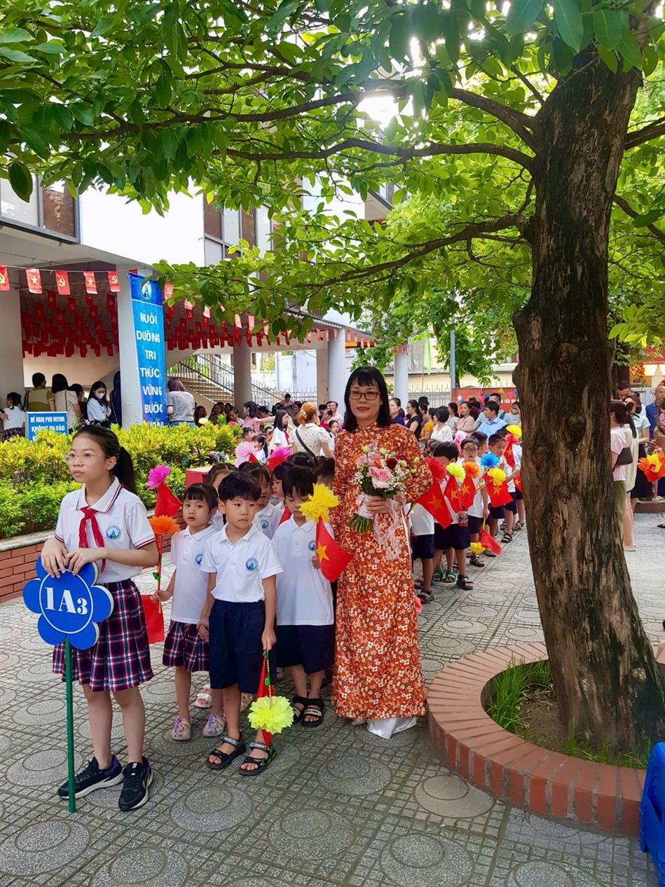 Học sinh 1A3 hân hoan chào năm học mới