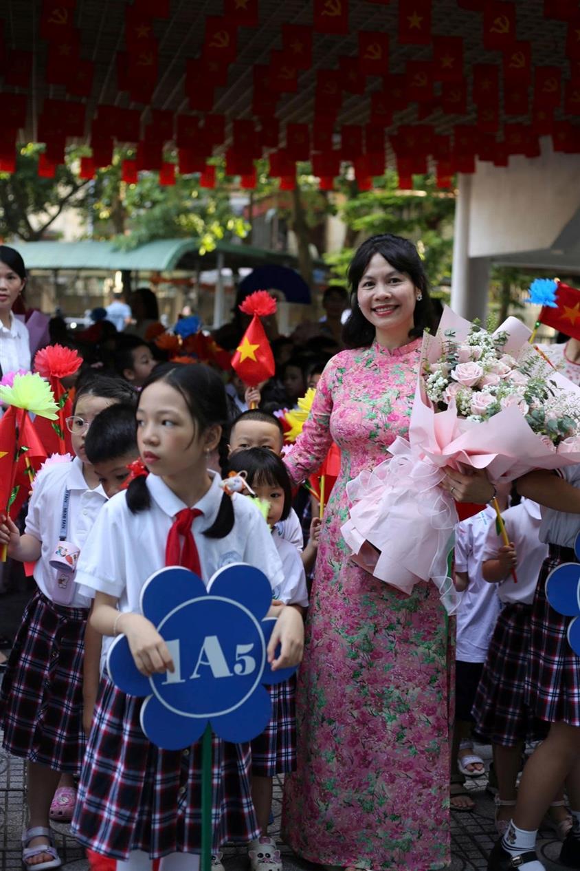 Lớp 1A5 hân hoan chào năm học mới