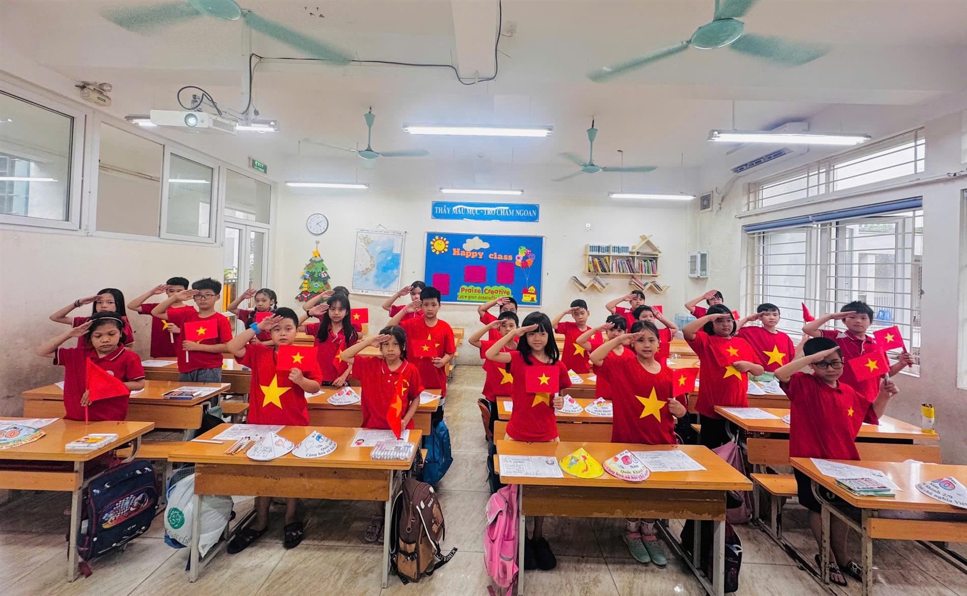 Học sinh lớp 4A4 Trường Tiểu học Ngọc Khánh rực rỡ cờ hoa chào mừng kỉ niệm 80 năm ngày Quốc khánh 2/9 (2/9/1945 - 2/9/2025)