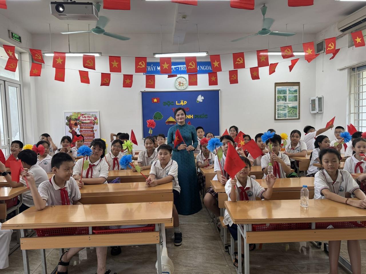 Tập thể lớp 5A4 hân hoan chào đón năm học mới 2025 - 2026