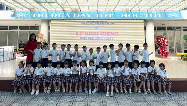 Lễ khai giảng đầu tiên của các con lớp 1A2