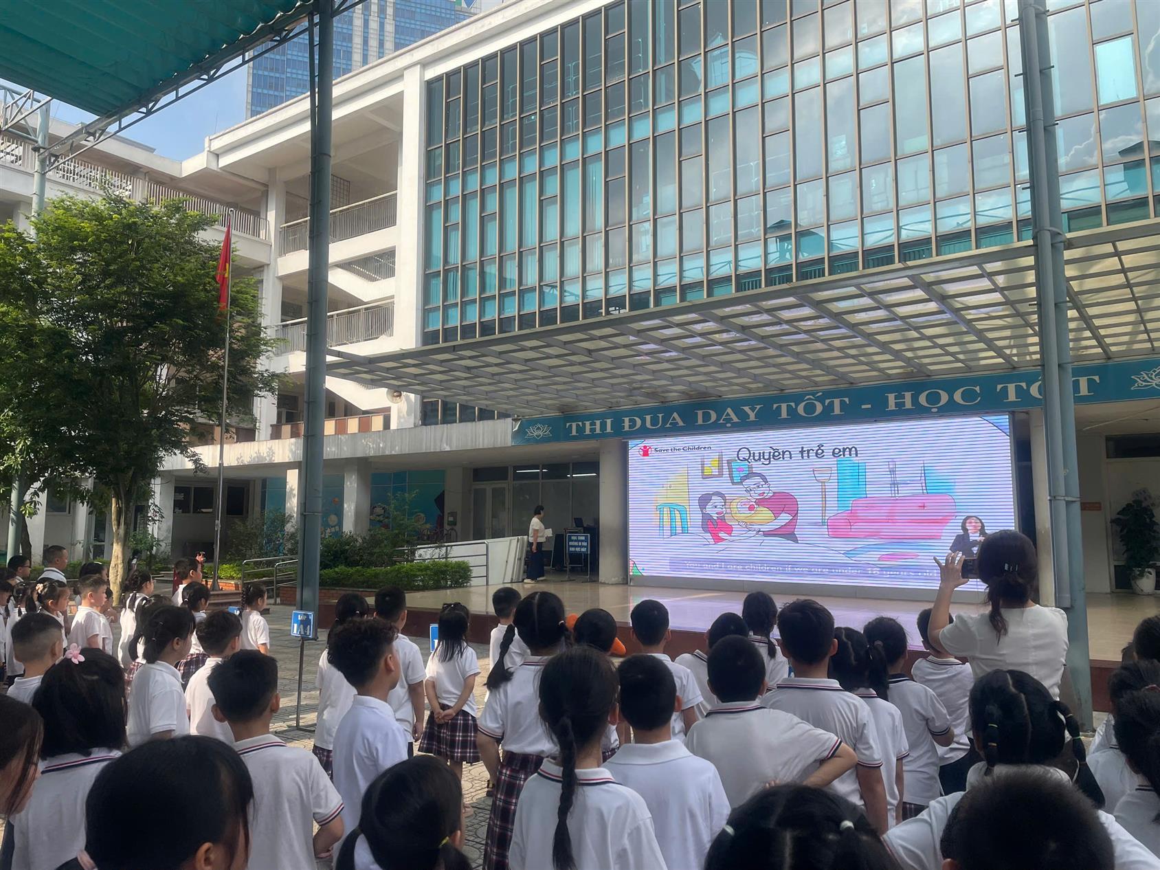 Buổi chào cờ ý nghĩa của các bạn học sinh lớp 2A6.