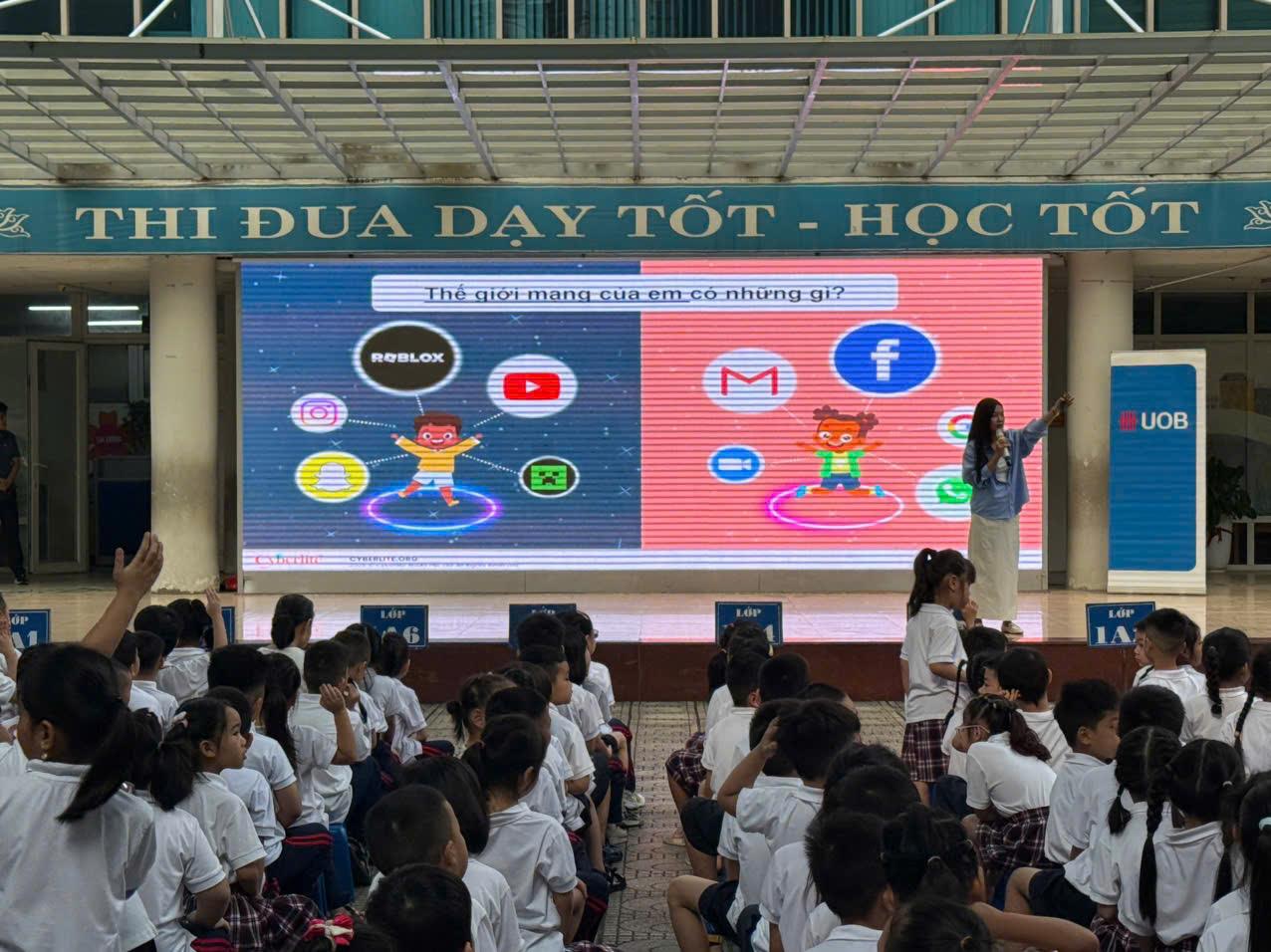 Các con 3A1 tích cực tham gia tuyên truyền cùng toàn trường chủ đề: An toàn và lành mạnh trên không gian mạng.