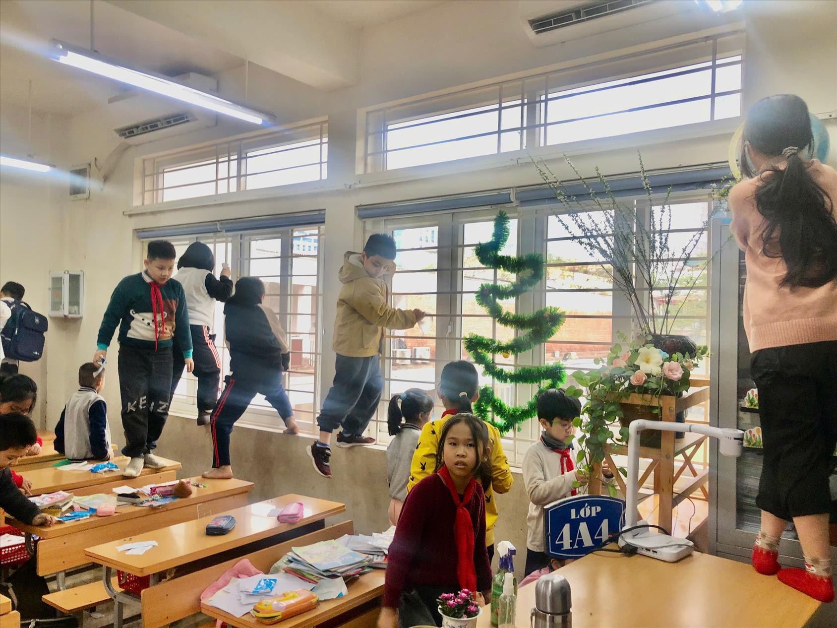 Cô và trò lớp 4A4 tích cực tổng vệ sinh lớp học để bảo vệ môi trường.
