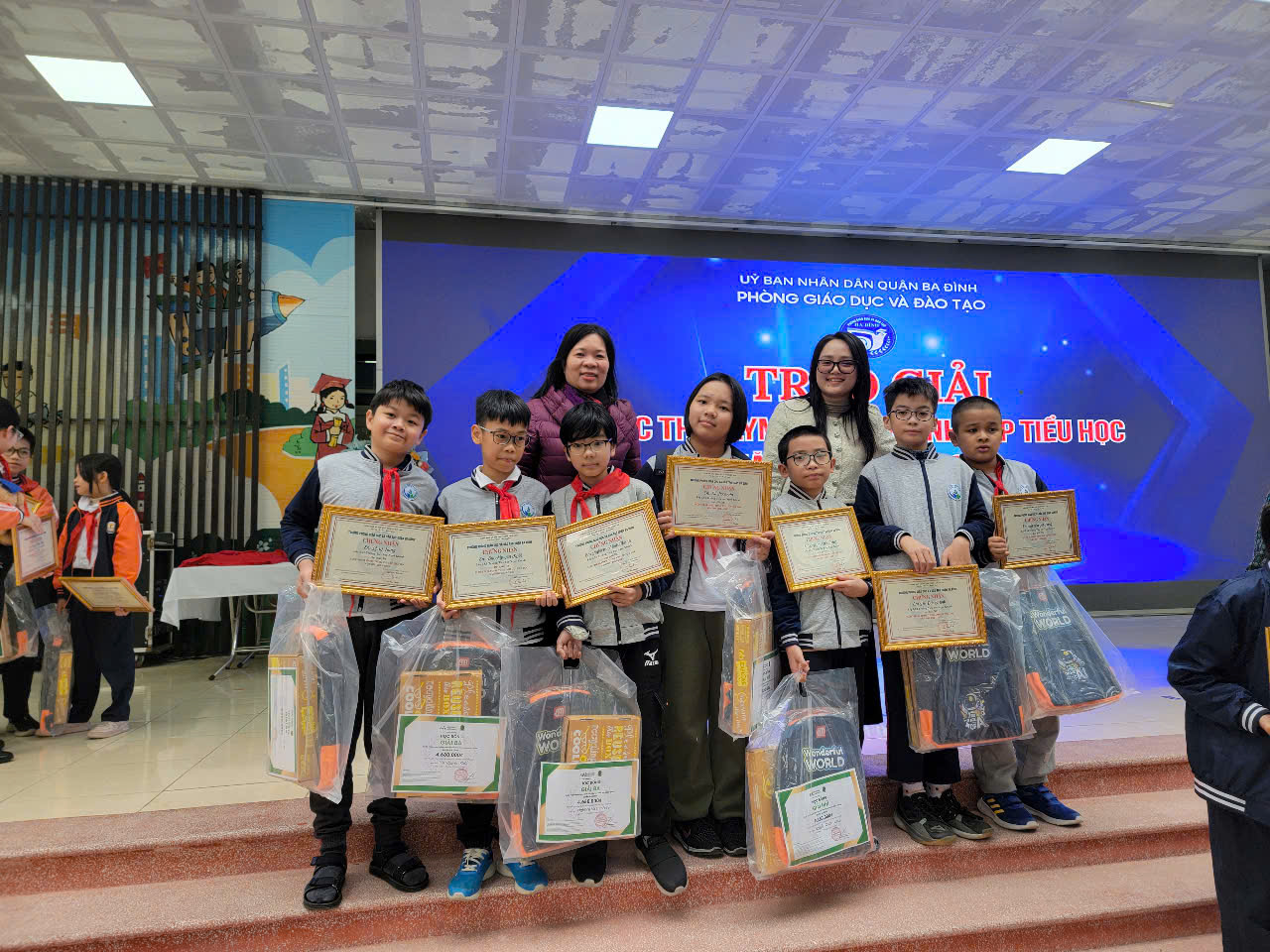 Vinh danh học sinh dự thi Olympic tiếng Anh cấp quận đạt kết quả cao