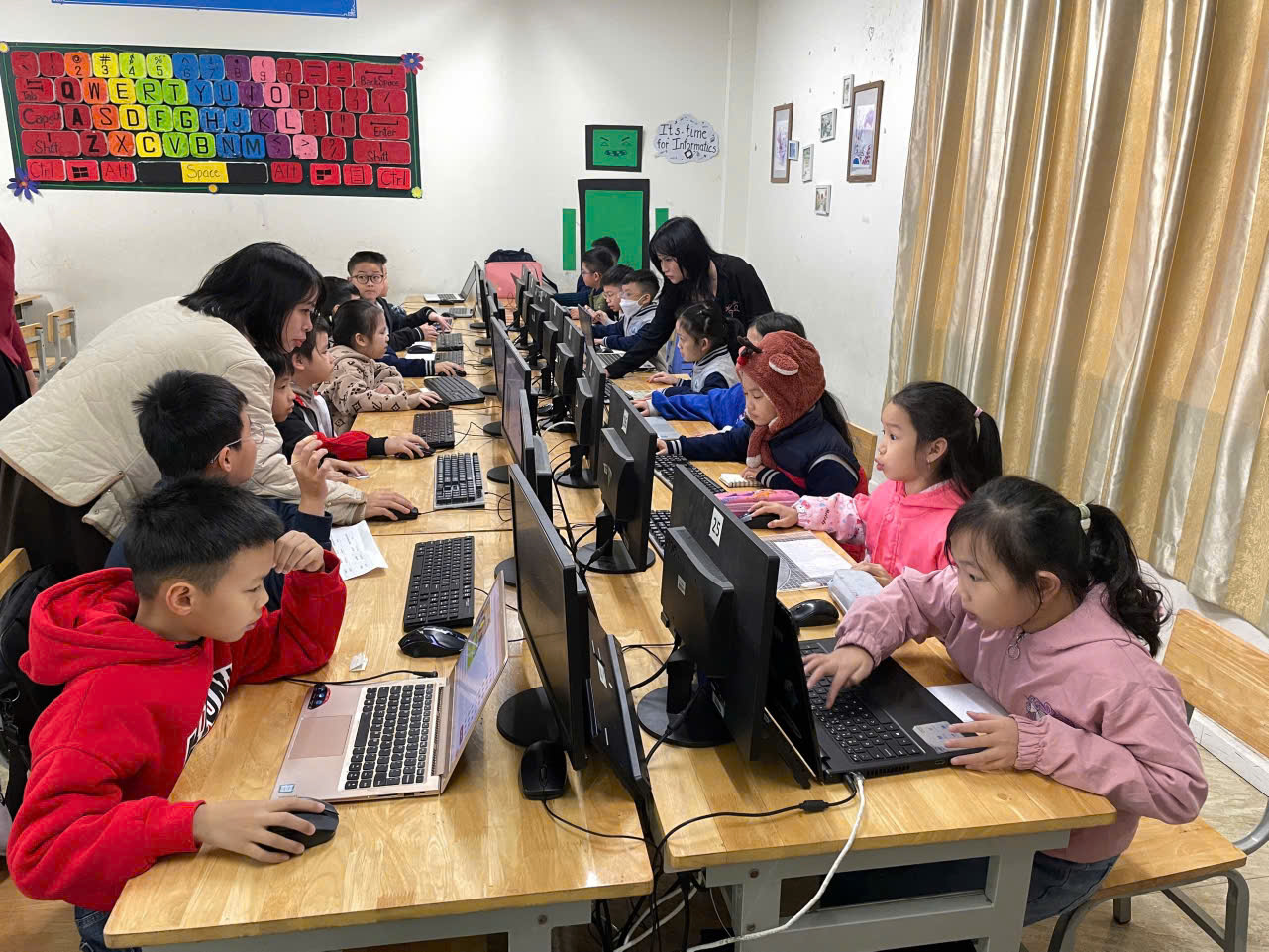 Các sĩ tử lớp 3A2 hào hứng vời vòng thi Hương ở cuộc thi Trạng Nguyên Tiếng Việt