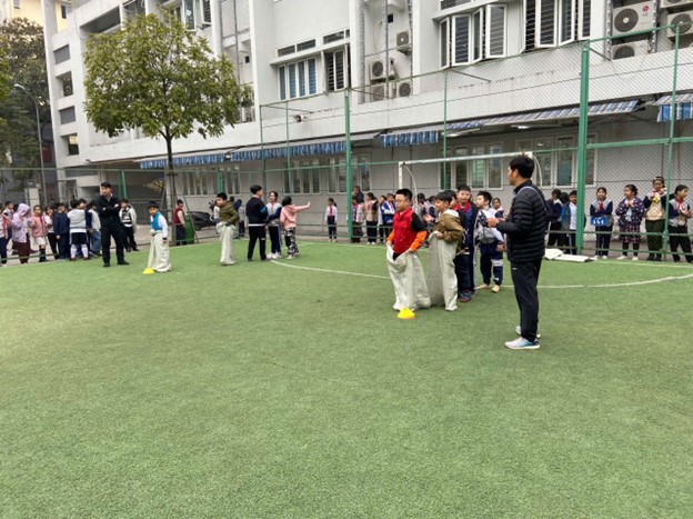 Lớp 4A3: Hào hứng tham gia trò chơi dân gian