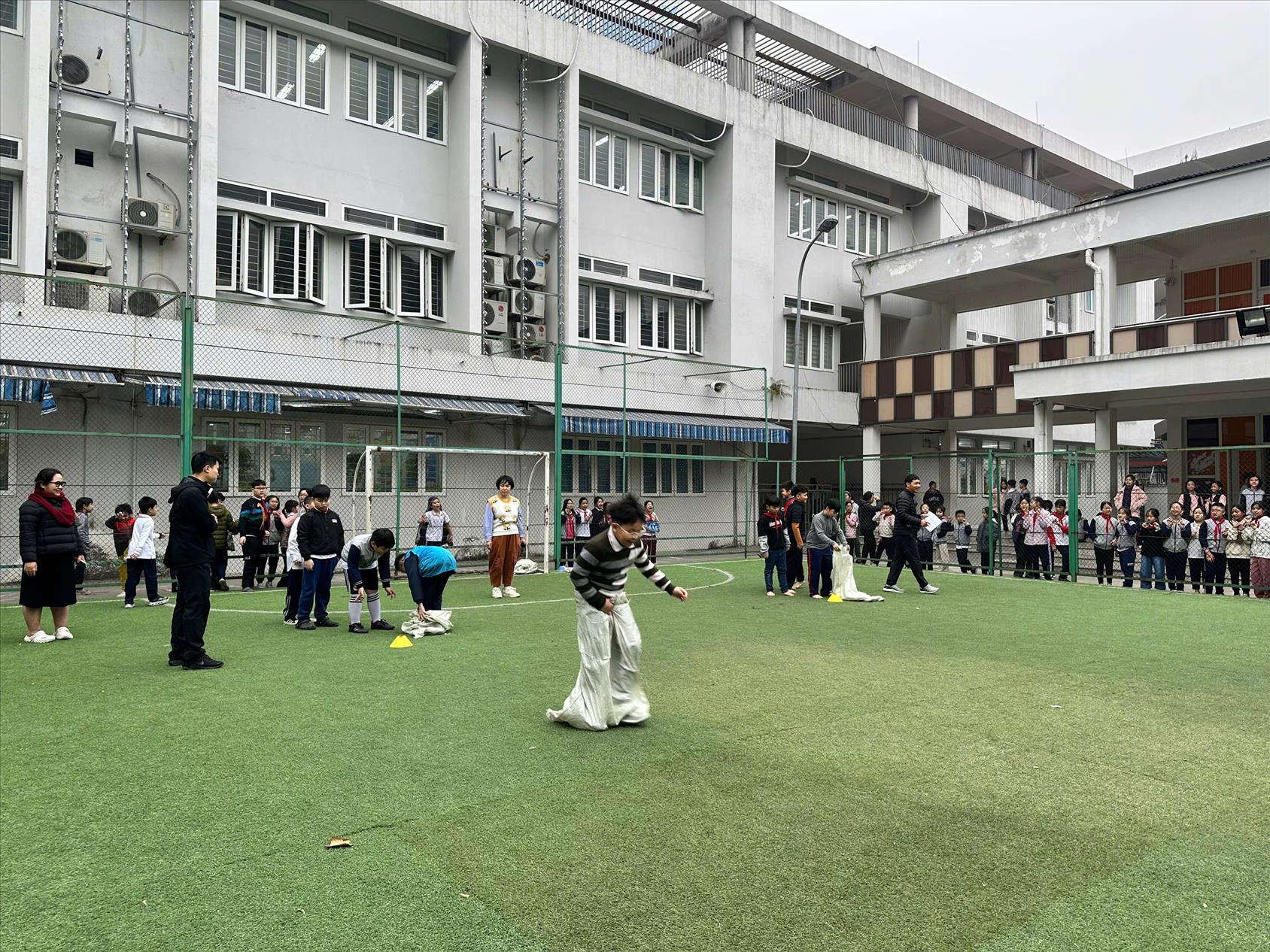 Lớp 4A2: Hào hứng tham gia trò chơi dân gian