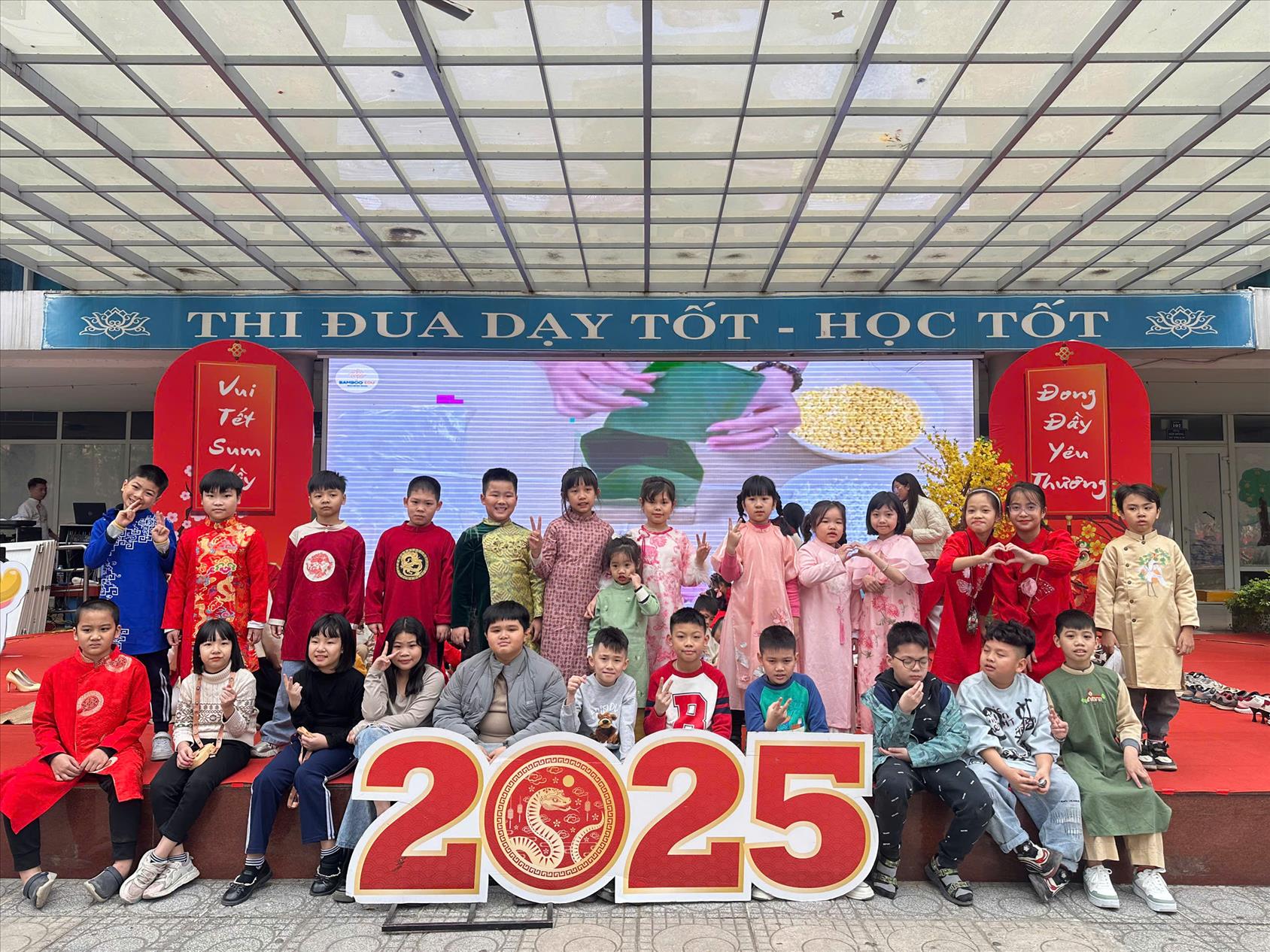 CÔ TRÒ 3A6 CHÀO XUÂN ẤT TỴ