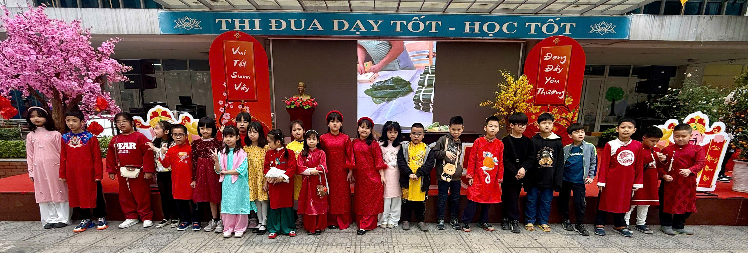 LỚP 3A4 – PHẤN KHỞI TRONG NGÀY LỄ SƠ KẾT HỌC KÌ I VÀ                             “VUI HỘI BÁNH CHƯNG XANH – TẾT AN LÀNH”