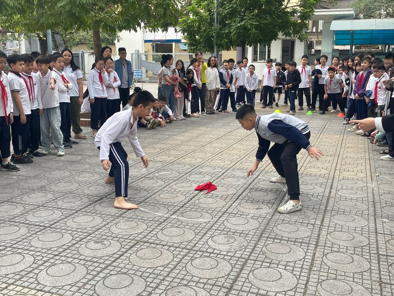 Lớp 5A2: Hào hứng tham gia Trải nghiệm sáng tạo với trò chơi dân gian “Cướp cờ”