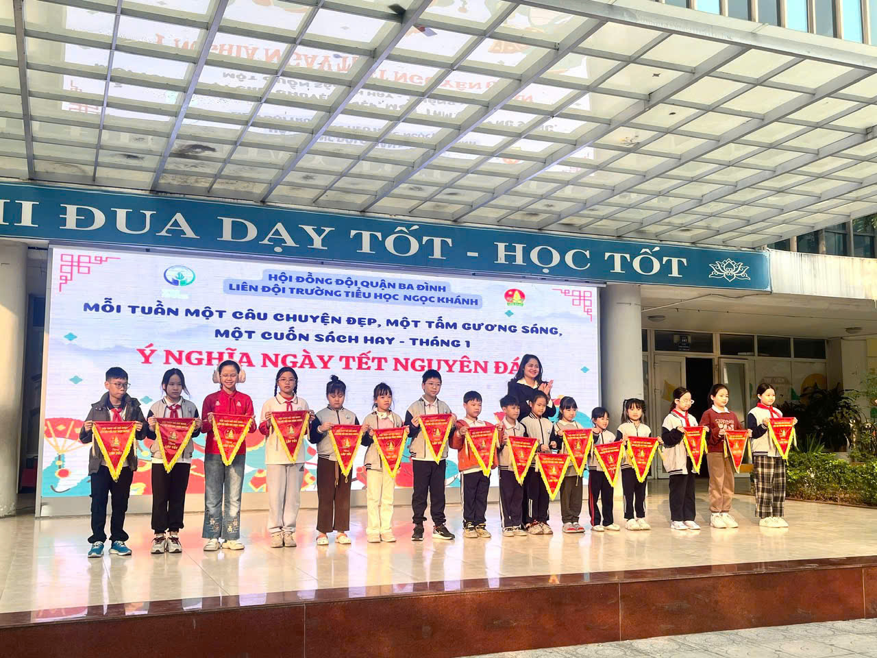 Học sinh lớp 3A4 háo hức tham gia buổi sinh hoạt chào cờ đầu tuần