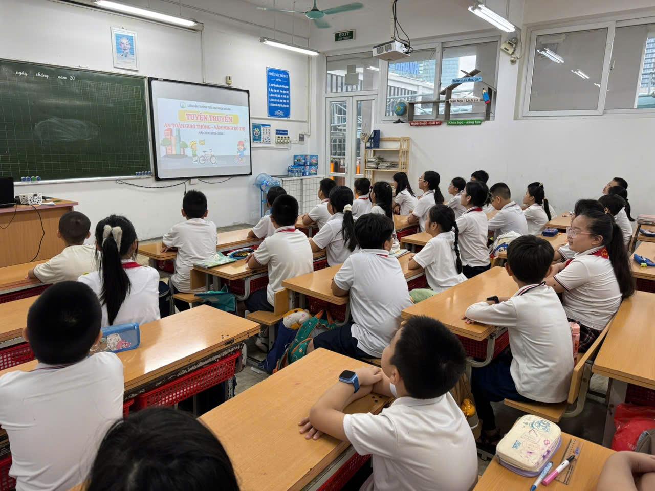 Lớp 5A4 cùng trang bị các kĩ năng an toàn