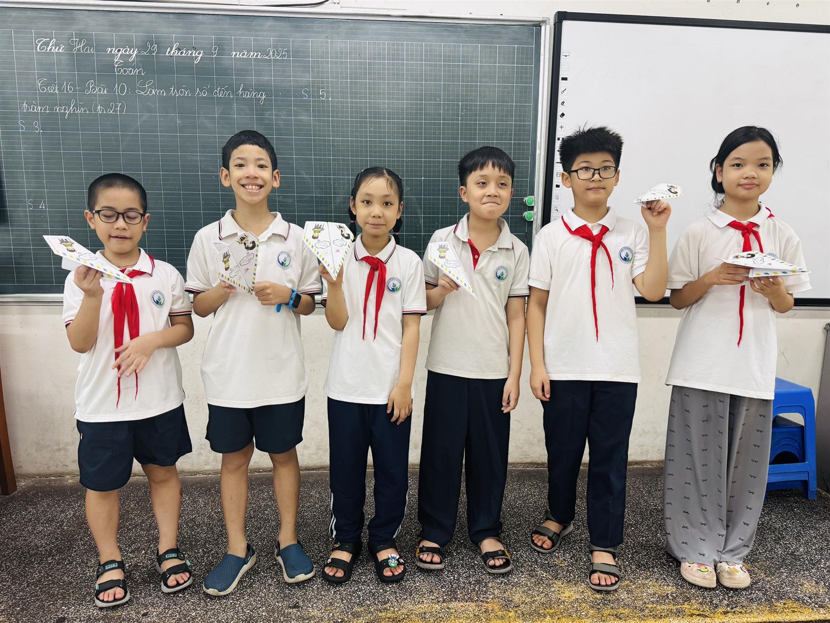 Niềm vui buổi họp phụ huynh đầu năm - món quà đặc biệt cha mẹ lớp 4A4 dành tặng các con