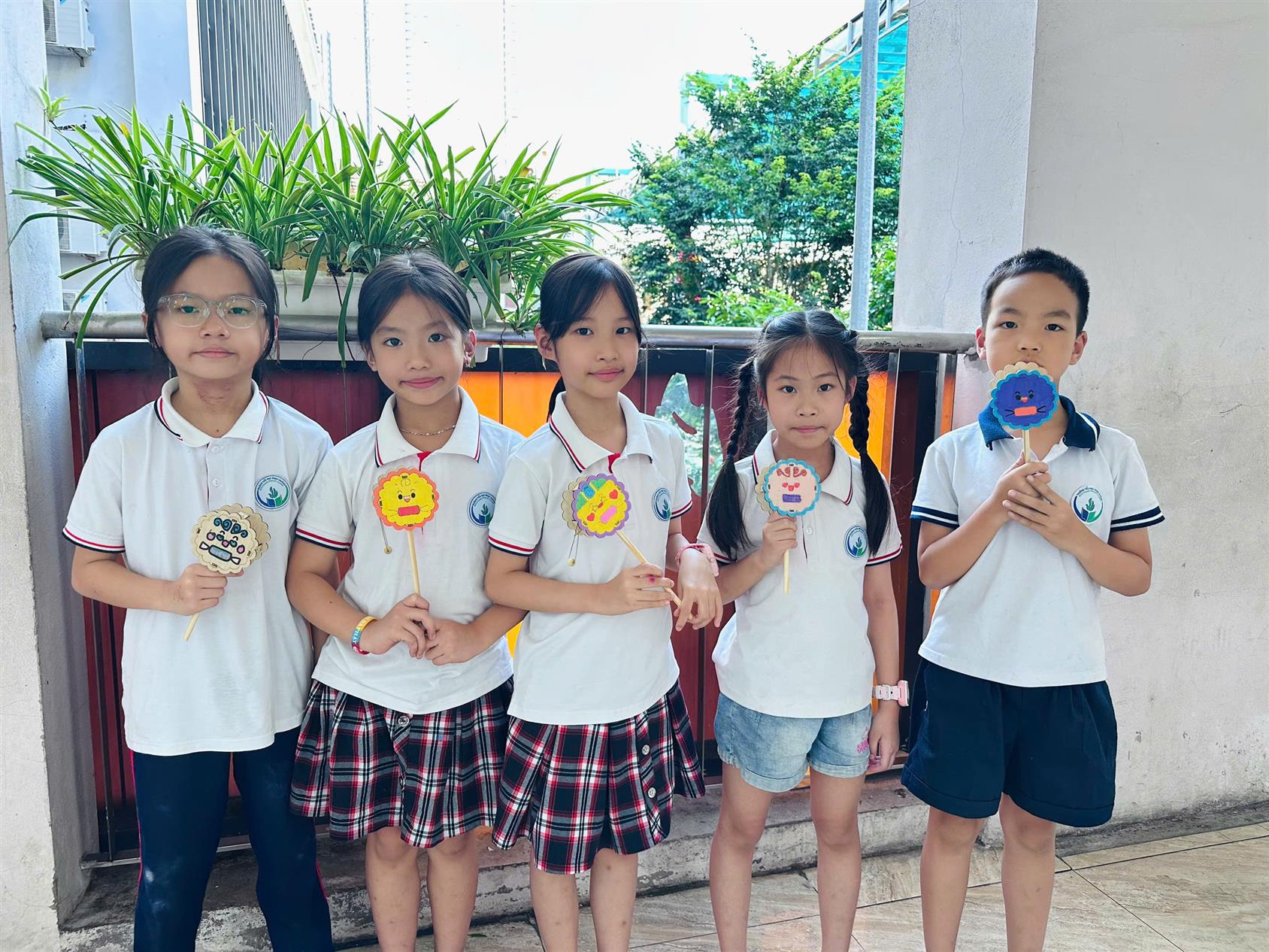 Hoạt động trải nghiệm “Vui Trung thu – Làm trống lắc tay” của học sinh lớp 3A6